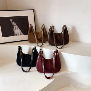 Collection de sacs demi-lune en daim et cuir en quatre couleurs avec des rivets dorés