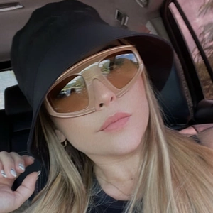 Y2K oversized champagne frame sunglasses with light brown lenses and black bucket hat