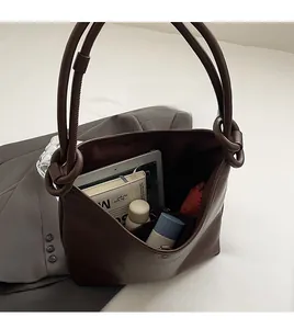 Vista interna della borsa tote in pelle con ampio spazio per tablet e oggetti quotidiani