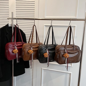 Large capacity leather Boston bag in four colors with cute teddy bear pendants