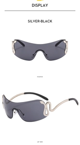 Vues détaillées de lunettes Y2K argentées avec branches serpentines et verres gris