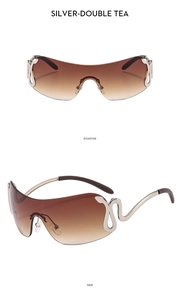 Détail de lunettes de soleil Y2K avec branches serpent argentées et verres dégradés thé