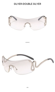 Détail de la charnière en métal argenté en forme de serpent sur ces lunettes Y2K