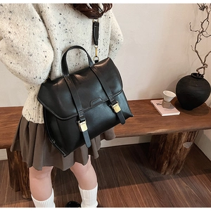 Modell mit schwarzer Vintage-Umhängetasche mit goldenen Schnallenbeschlägen