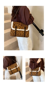 Detail van crossbodytas met luipaardprint, imitatiebont en bruine leren riemen