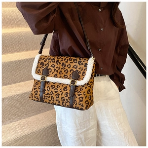 Detail van luipaardprint crossbodytas met witte pluche rand en bruine leren riempjes