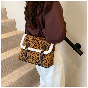 Detail van luipaardprint schoudertas met faux fur trim en dubbele leren gespen