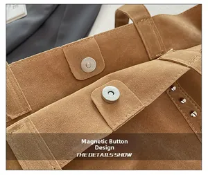 Détail de la fermeture magnétique et des rivets métalliques sur le sac en daim brun