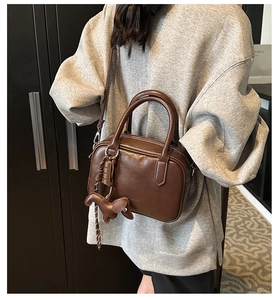 Vintage braune Boston Tasche für Damen, PU Leder Schulter Umhängetasche mit Hund Anhänger.