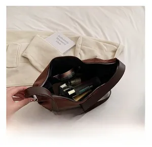 Vue détaillée du compartiment intérieur spacieux de ce sac en daim marron