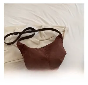 Détail du sac hobo en similicuir suédé marron foncé avec bandoulière en cuir réglable