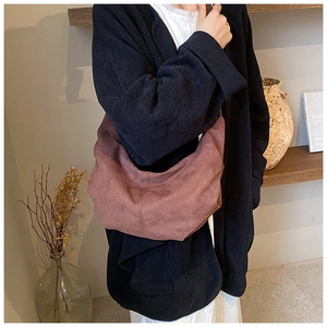 Détail de la texture en daim synthétique et des coutures du sac hobo marron