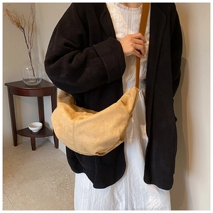 Détail du sac hobo en daim synthétique beige avec texture souple et forme en demi-lune