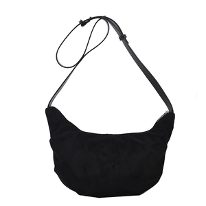 Sac bandoulière demi-lune minimaliste en daim synthétique noir mat élégant