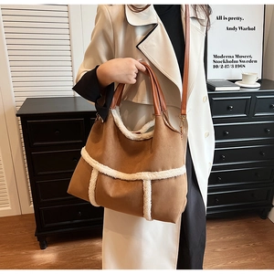 Détail du grand sac cabas givré marron avec bordure en peau lainée et anse en cuir