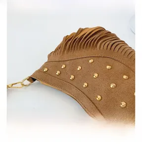 Détail du sac bandoulière en daim marron avec franges et rivets dorés polis