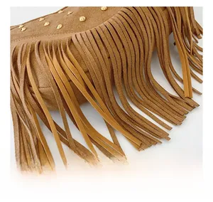 Vue détaillée du sac en daim marron à franges avec rivets métalliques dorés