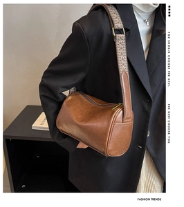 Sac polochon marron en cuir PU vintage avec large bandoulière en tissu à motif géométrique