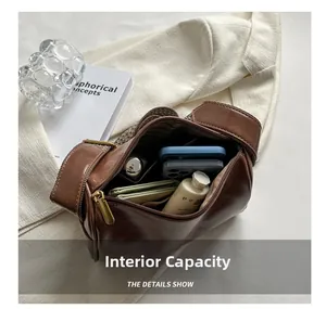Vue intérieure du sac en cuir marron vintage montrant le rangement et les poches
