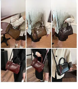 Détails de sacs à main vintage minimalistes en marron et bordeaux avec fermoir rotatif en métal