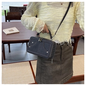 Detailansicht der dunkelgrauen Denim-Umhängetasche mit Retro-Nieten und Metallteilen