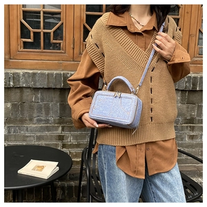 Hellblaue Umhängetasche mit strukturierter Oberfläche und rundem Griff im Vintage-Stil