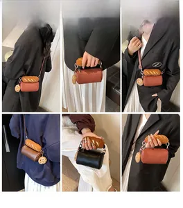 Détails du sac cylindrique avec bordure en pain pelucheux et pendentif biscuit mignon