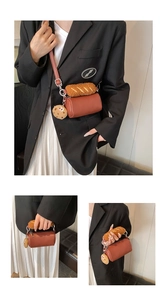 Détail du mini sac cylindre marron avec poignée en peluche et breloque biscuit