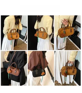Collage d'un mannequin portant le sac à bandoulière vintage en cuir mat marron et café