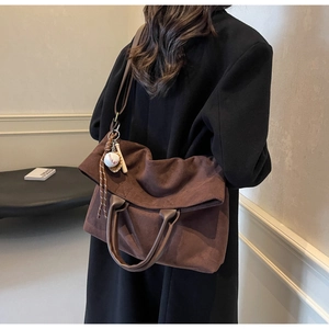 Grande borsa tote in pelle scamosciata marrone scuro con ciondolo da baseball
