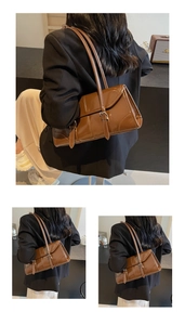 Dettaglio della borsa a tracolla marrone vintage in pelle lucida con fibbie in metallo