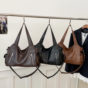 Détails des grands sacs cabas en café, noir et marron avec fermetures éclair argentées