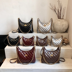 Bolsos hobo acolchados con cadenas doradas en colores negro, plateado y granate