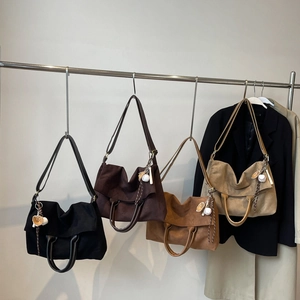 Grands sacs cabas en daim en quatre couleurs avec breloques baseball pour le style