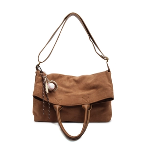 Sac à main bandoulière en daim marron avec poignées cylindriques et charm de baseball chic