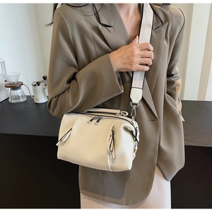 Detail of cream lychee texture crossbody bag with wide strap and dual zipper design