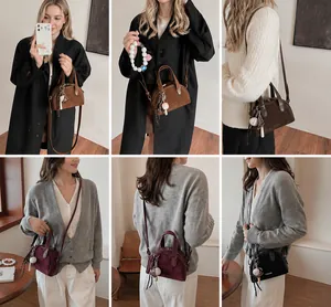 Meerdere weergaven van matte lederen Boston-tas in vintage kleuren met pompon-hanger