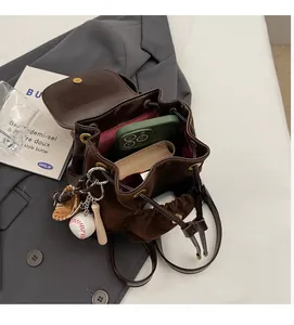 Détail de l'intérieur du sac à dos seau marron mat montrant un rangement spacieux