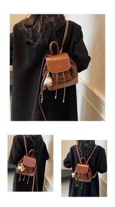 Mini sac à dos marron en cuir et daim avec rabat à cordon et accessoire de charme baseball