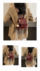 Détails du mini sac à dos bordeaux en daim avec rabat et charme de baseball
