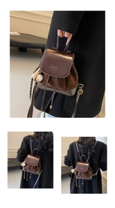 Détail du sac à dos vintage marron en patchwork avec accents en daim et breloque baseball
