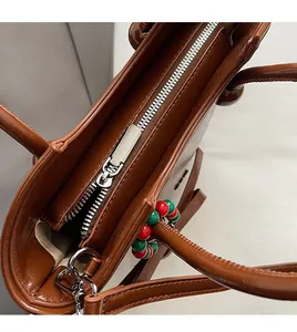 Détail de la fermeture éclair argentée sur un sac seau en cuir marron de haute qualité