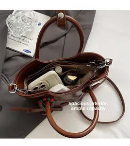 Vue de l'intérieur du sac seau bordeaux montrant sa grande capacité et ses poches