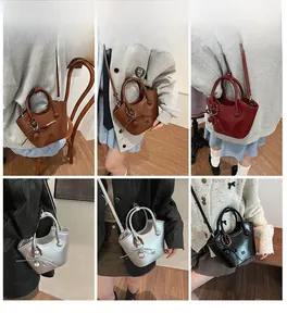 Détails du sac seau en cuir en cinq couleurs avec breloque et présentation mannequin
