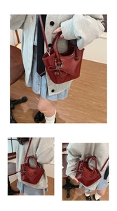 Détails du sac seau rouge foncé brillant avec nœud élégant et pendentif en perles