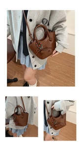 Détail d'un sac seau marron brillant avec nœud décoratif et pendentif en perles colorées