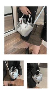 Détails du sac seau argenté à finition métallique et son pendentif festif perlé