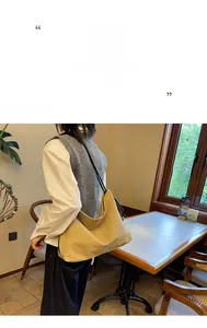 Détail d'un grand sac cabas vintage jaune moutarde mat avec fines anses noires
