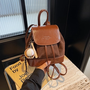 Sac à dos vintage en cuir et daim marron avec porte-clés de baseball créatif décoratif