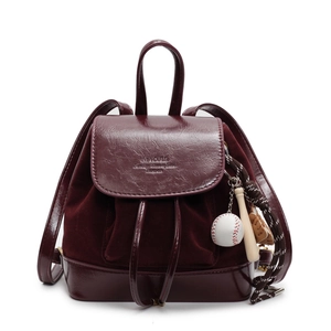 Sac à dos bordeaux en cuir verni et suède avec des breloques sur le thème du sport